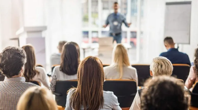 Profissional em treinamento técnico em telecomunicações
